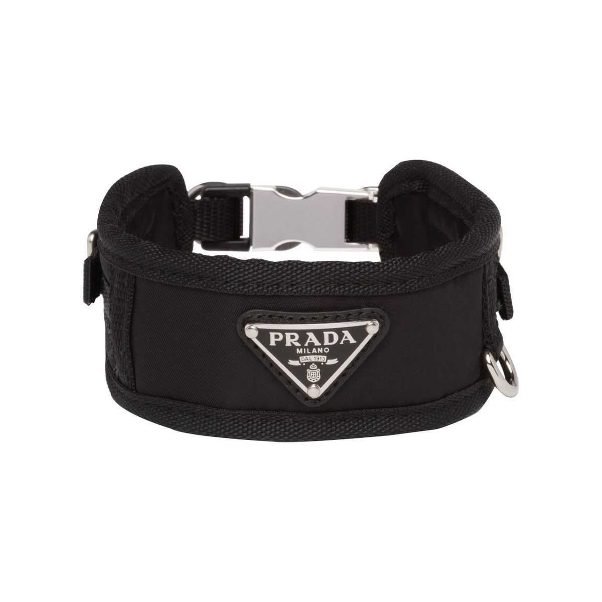 에나멜 트라이앵글 로고로 포인트를 준 리나일론 펫 칼라는 62만원, Prada.
