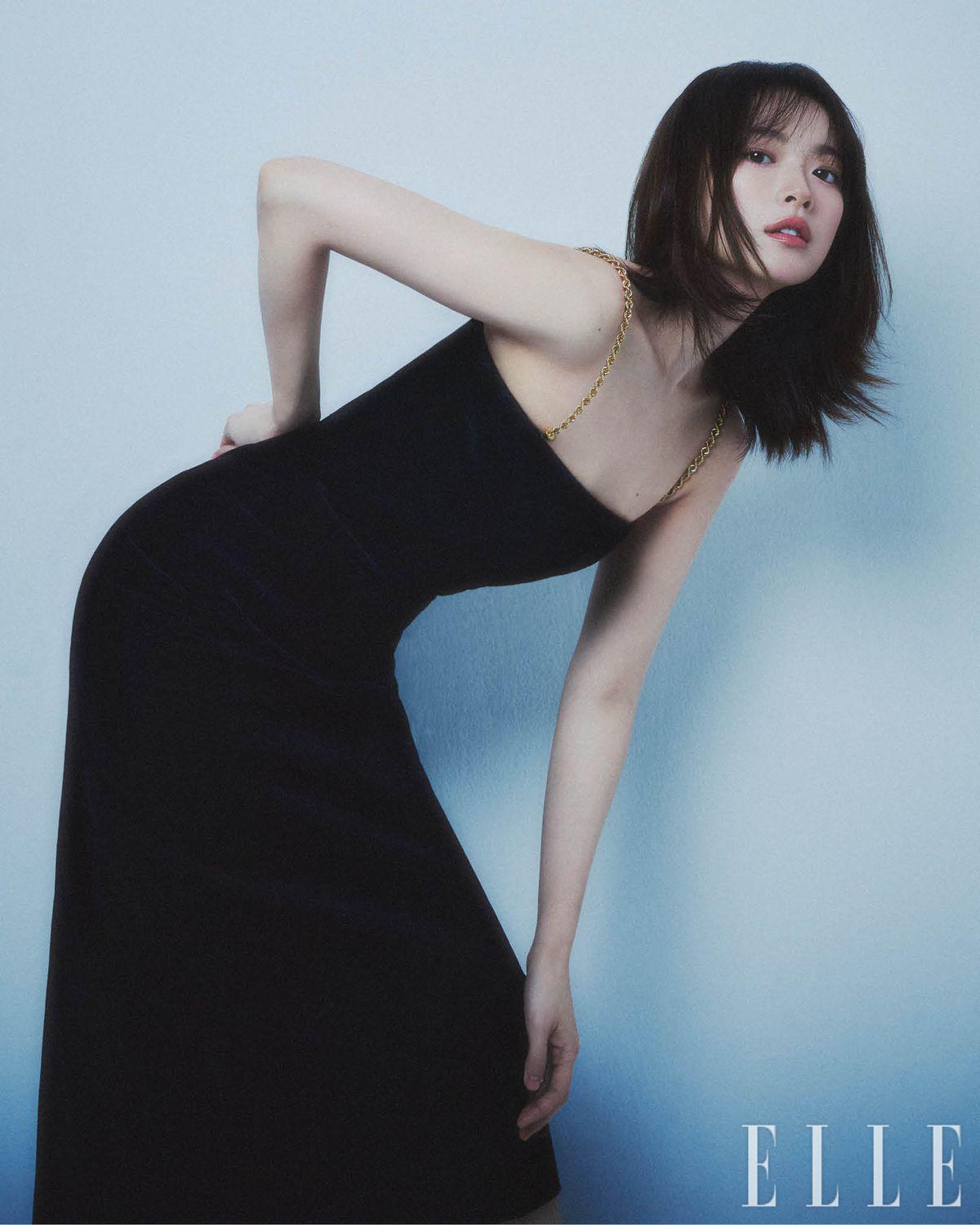 골드 메탈 스트랩 블랙드레스는 Ferragamo.