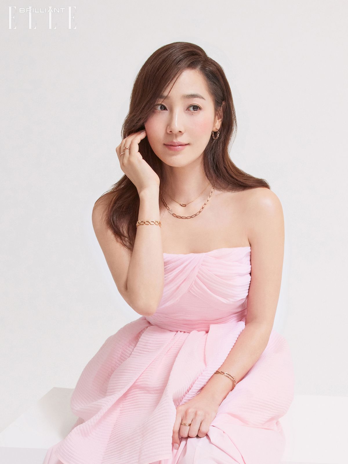 튜브톱, 스커트는 모두 스타일리스트 소장품.