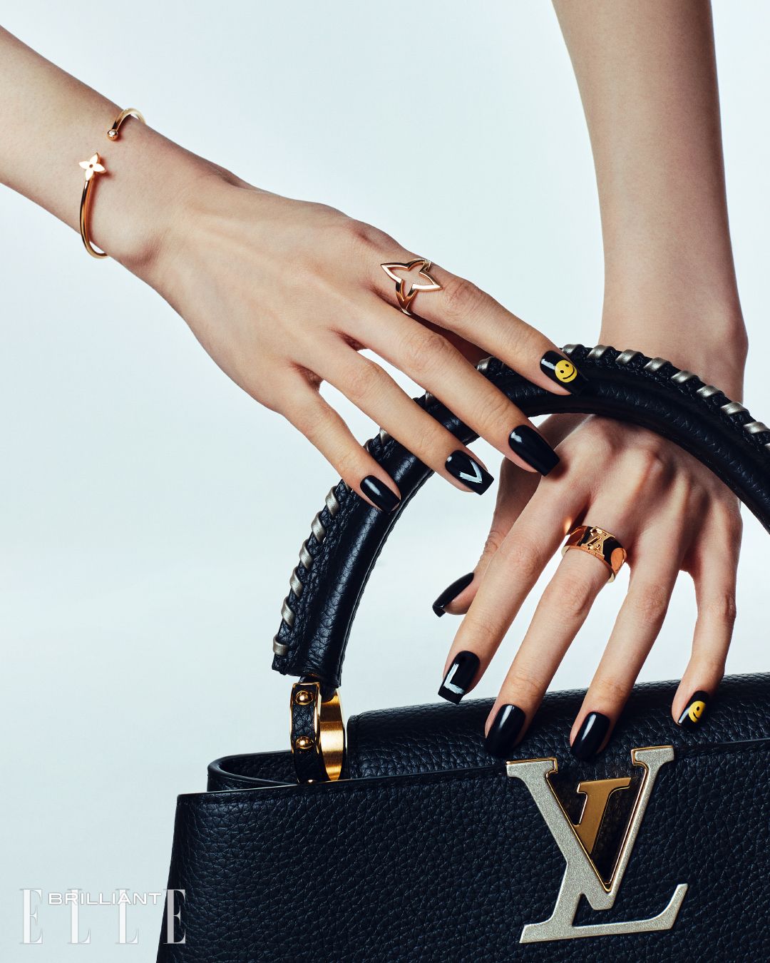 토트백은 LOUIS VUITTON.