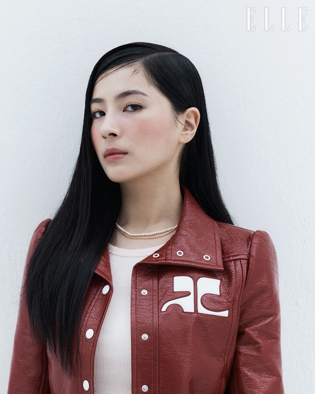 지원이 입은 재킷은 Courrèges. 핑크 슬리브리스 이너 웨어 톱은 Noirnine. 네크리스는 스타일리스트 소장품.