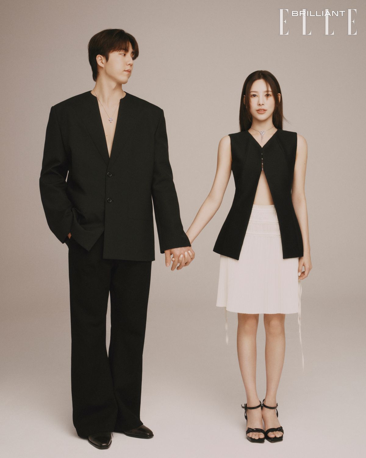 희두 파베 다이아몬드 세팅의 ‘벨 에포크’ 네크리스는 DAMIANI. 재킷은 WE11DONE. 팬츠는SATURDAYOFUS BY BEAKER. 레이스업 슈즈는 BERLUTI. 나연 ‘까멜리아’ 네크리스는 CHANEL FINE JEWELRY. 슬리브리스 베스트는 YCH. 플리츠 스커트는 HELMUT LANG BY BEAKER. 스트랩 힐은 GIUSEPPE ZANOTTI.