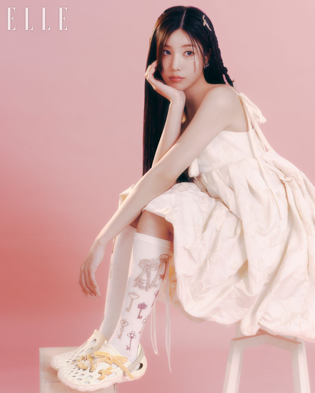 크림 컬러 하이드로목 슈즈는 7만9천원 Merrell. 드레스는 Bmuet(Te). 이어링은 Circlemakers. 니삭스는 스타일리스트 소장품.