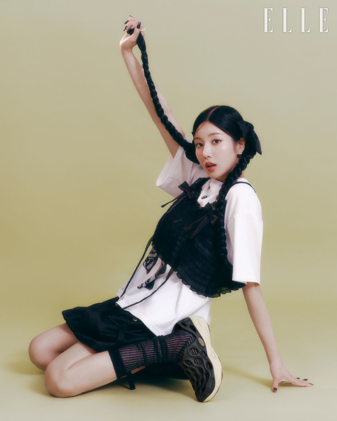 블랙 컬러 하이드로 넥스트 젠 목 슈즈는 9만9천원 Merrell. 레이어드한 티셔츠와 레이스톱은 모두 DewE DewE. 스커트는 Moontan. 네크리스는 Reinsein. 삭스와 이어링, 링은 모두 스타일리스트 소장품.
