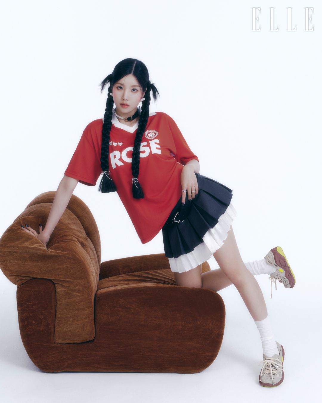 그레이 컬러 하이드로 넥스트 젠 목 슈즈는 9만9천원 Merrell. 티셔츠는 Havism. 이어링은 My Boo. 스커트와 삭스, 네크리스, 링은 모두 스타일리스트 소장품.