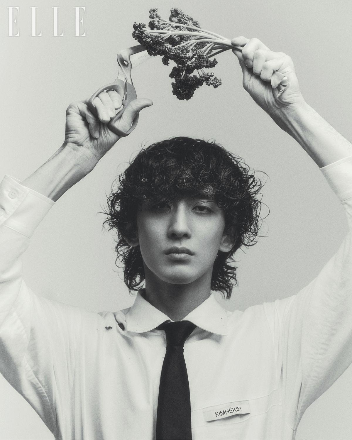 셔츠는 Kimhe–kim. 타이는 Dolce & Gabbana. 