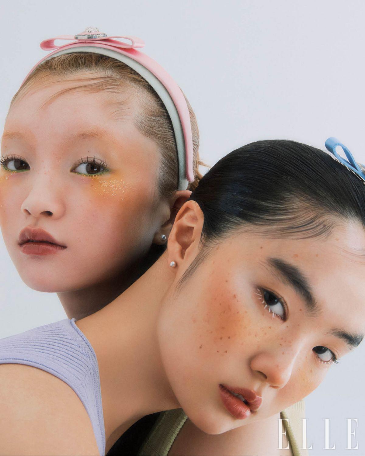 메이가 착용한 톱은 RVN. 헤어핀은 Versace. 지언이 착용한 톱은 Y/Project. 민트 헤어밴드는 Soo & Soo. 핑크 헤어밴드는 Versace.