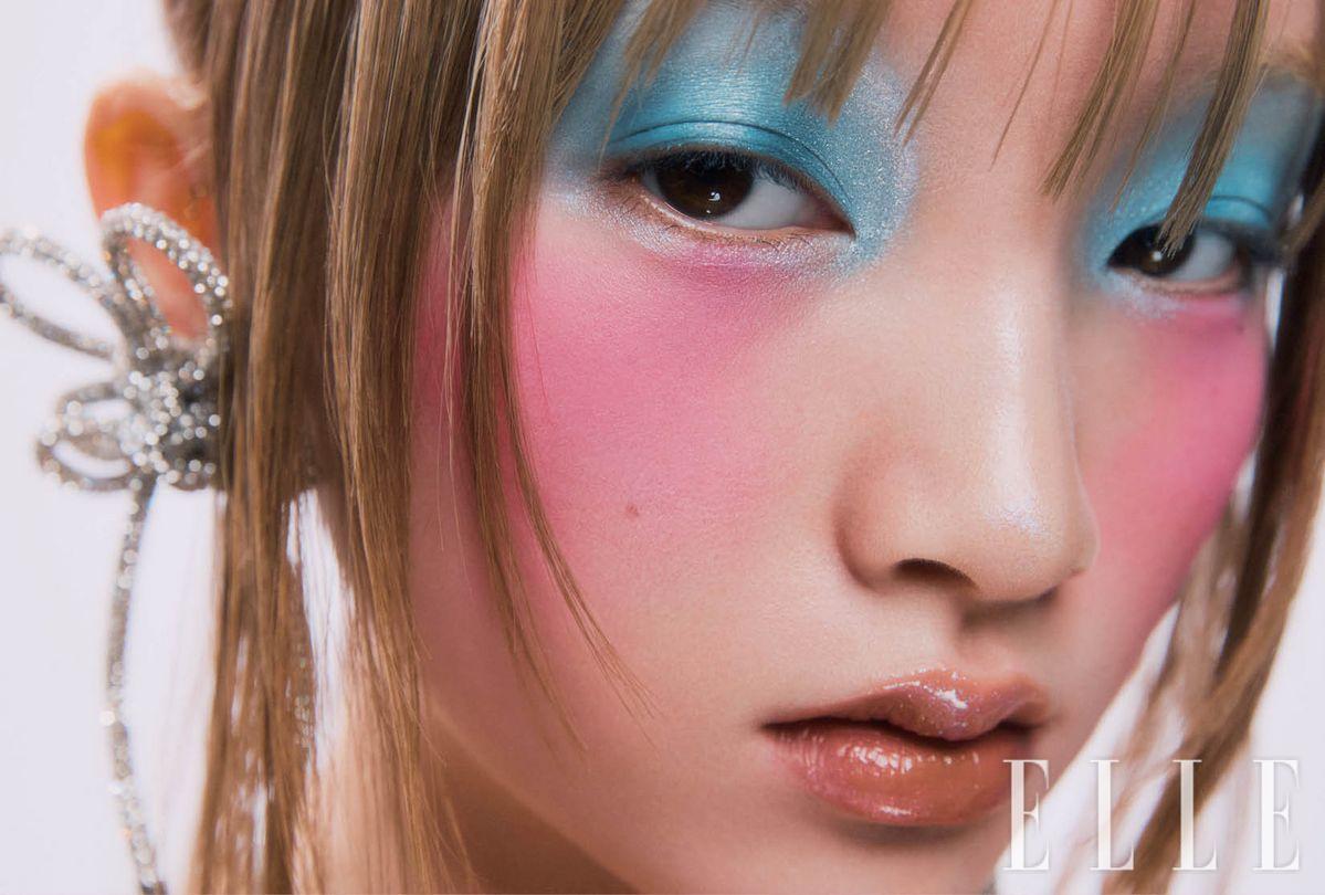 핑크 톱은 Act N°1. 플라워 이어링은 Acne Studios. 드롭 이어링은 Matias. 이어 커프는 Muchacha Mona. 초커는 Nana Jacqueline.