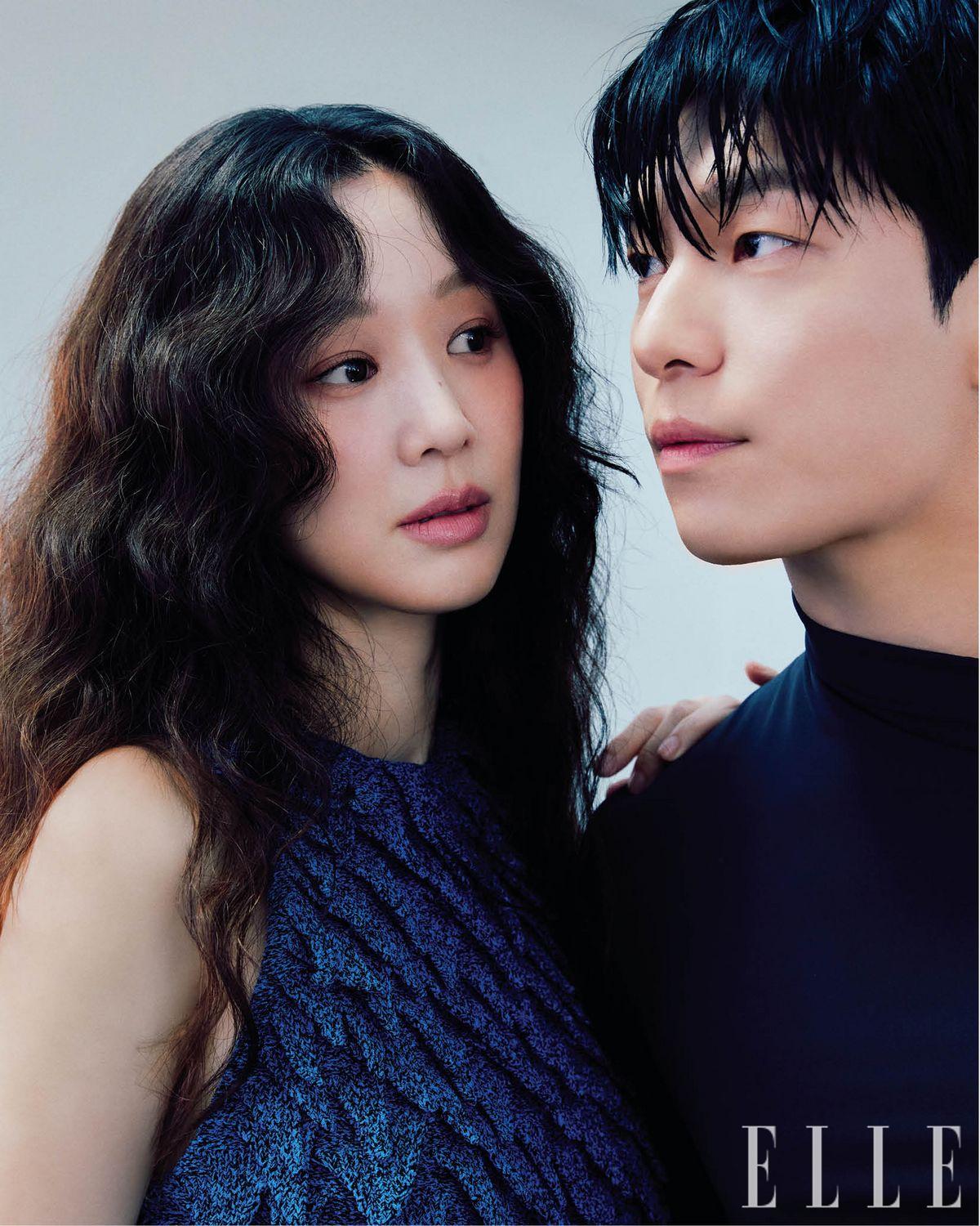 정려원이 입은 블루 프린지 톱은 Bottega Veneta. 위하준이 입은 블랙 톱은 Wooyoungmi.