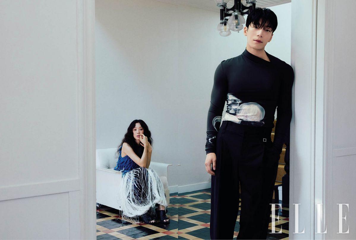 정려원이 입은 블루 프린지 장식의 톱과 화이트 프린지 스커트, 블랙 뮬은 모두 Bottega Veneta. 위하준이 입은 톱과 팬츠는 모두 Wooyoungmi.