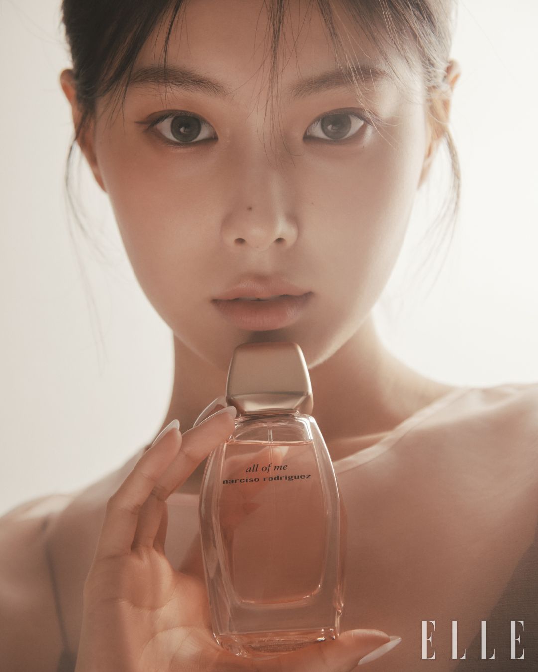 ‘올 오브 미 오 드 퍼퓸’이 특별한 건, 베이스 노트에 깔린 머스크마저 어떤 것에도 가려지지 않고 향이 그대로 드러난다는 점이다. 덕분에 아이코닉한 장미에 매그놀리아 에센스의 터치와 파우더리한 블랙 아이리스가 더해진 향기는 자유롭고 개성이 확고하며 독보적이다. 이 다채로운 색깔은 방향에 따라 변모하는 프리즘 보틀로도 만끽할 수 있다. 올 오브 미 오 드 퍼퓸, 30ml 10 만 2천원, 50ml 15만1천원, 100ml 19만1천원, Narciso Rodriguez. 시스루 슬리브리스는 Gayeon Lee.