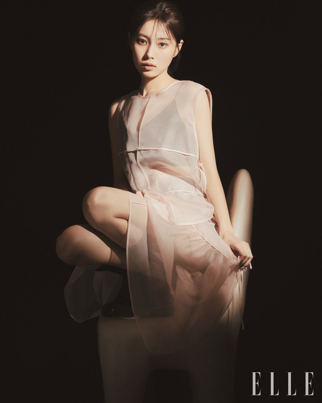 시스루 슬리브리스와 스커트는 모두 Gayeon Lee. 슈즈는 Rockfish Weatherwear.