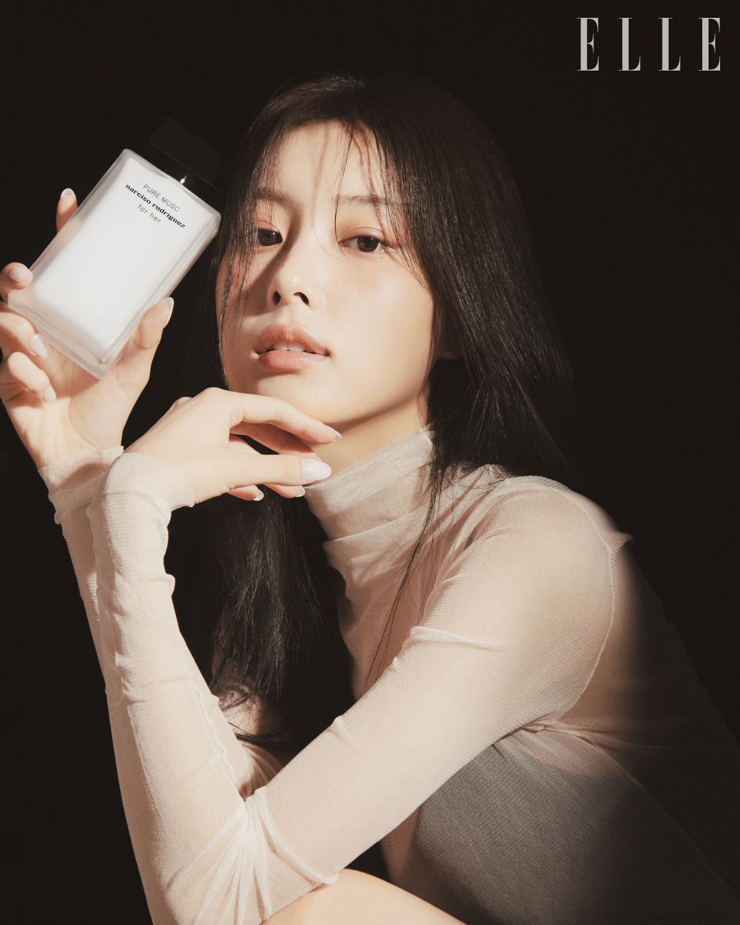 나르시소 로드리게즈만의 시그너처 머스크 향에 대한 오마주. 아찔하면서도 중독적인 머스크의 매력을 순도 높게 담아낸 ‘퓨어 머스크 포 허 오 드 퍼퓸’은 향기로 궁극의 순수를 그려낸다. 시그너처 머스크를 케시메란의 온기가 부드럽게 감싸고 곧 화이트 플로럴 부케가 더해지는 향기는 온몸의 감각을 깨울만큼 풍부하고 대체할 수 없이 숭고하다. 퓨어 머스크 포 허 오 드 퍼퓸, 30ml 9 만 9천원, 50ml 14 만 7천원, 100ml 19 만 5천원, Narciso Rodriguez. 시스루 터틀넥과 이너 브라톱은 모두 스타일리스트 소장품.