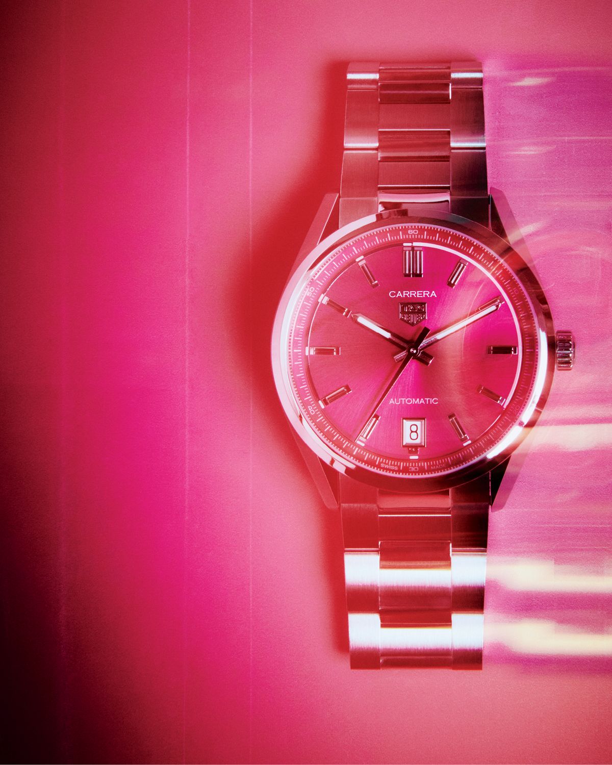 핑크 다이얼과 볼드한 스틸 스트랩의 조화가 아름다운 ‘까레라 데이트 36mm’ 워치는 4백65만원 TAGHEUER.