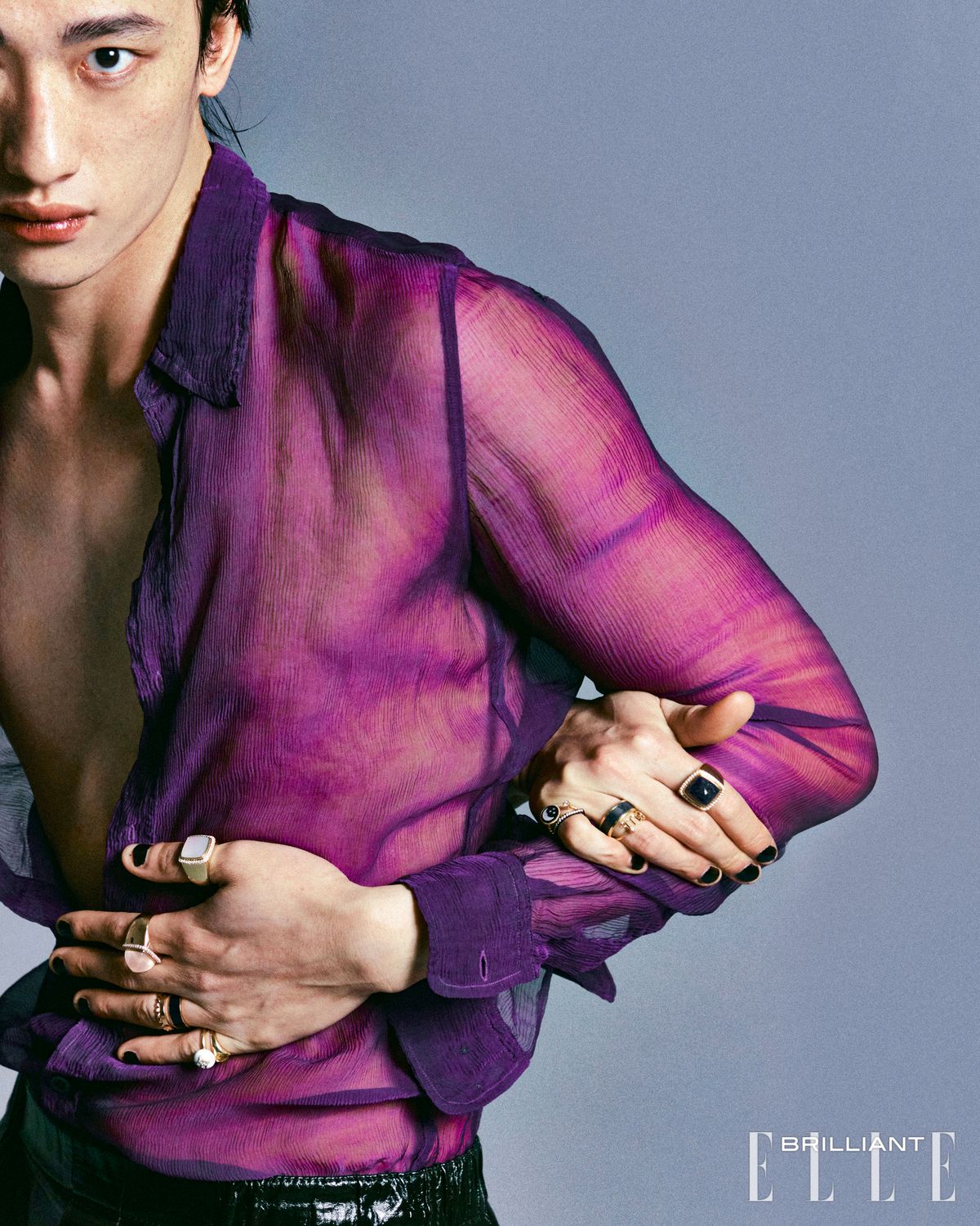 시스루 셔츠는 가격 미정 DRIES VAN NOTEN.팬츠는가격미정 BOTTEGA VENETA.