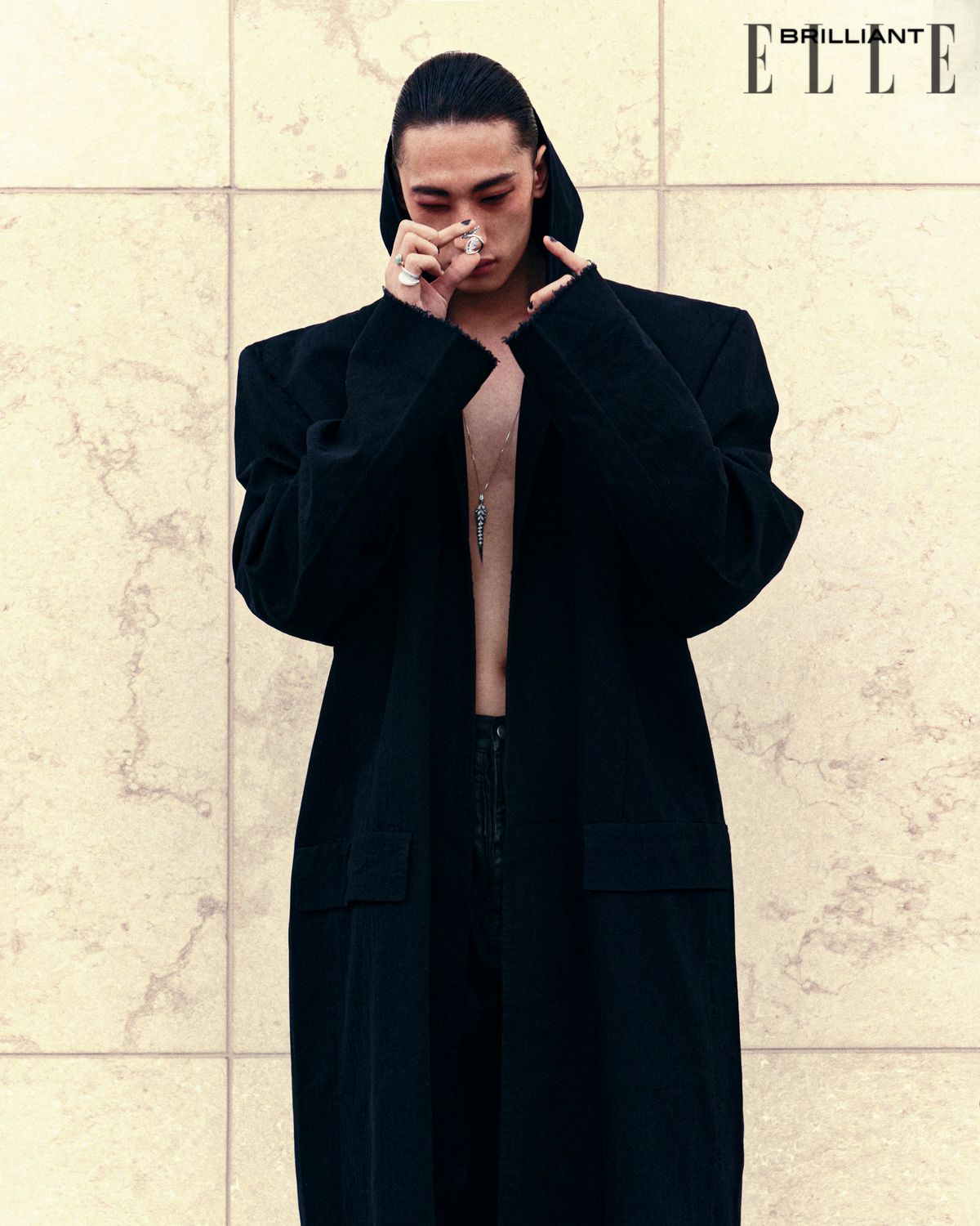 후디드 롱 코트는 가격 미정 BALENCIAGA. 팬츠는 가격 미정 RICK OWENS.