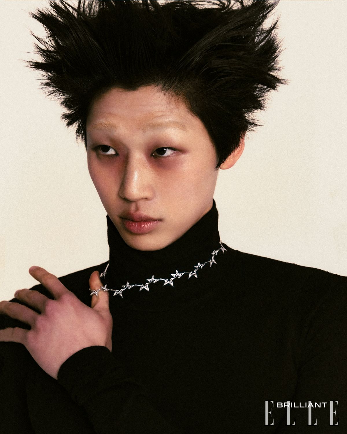 터틀넥은 가격 미정 BALENCIAGA.
