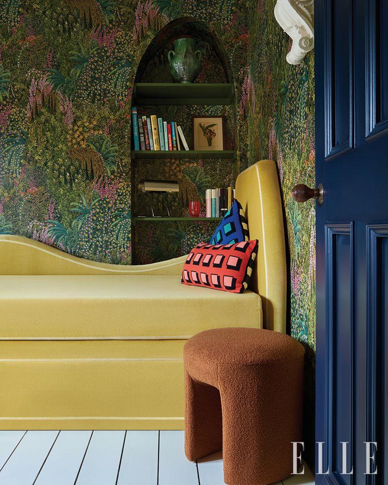 벽지는 콜 앤 손 (Cole & Son)의 ‘캐스케이드(Cascade)’. 데이베드는 에드워즈 업홀스터리(Edwards Upholstery)가 제작한 것으로 슈마허의 벨벳 '로키(Rocky)’로 덮여 있다.