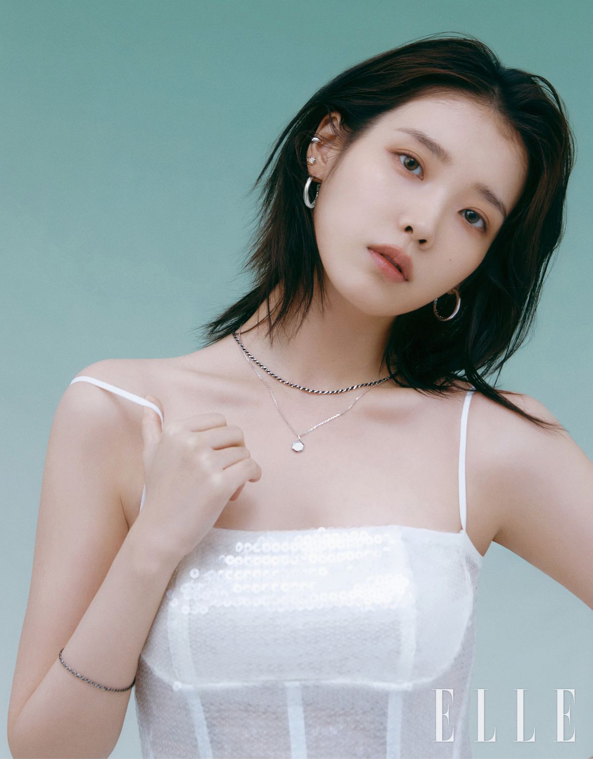 UNIS 이어커프는 5만8천원, UNIS 반 후프 귀고리는 19만8천원, WHITE MOND 14K 싱글 피어싱은 17만8천원, UNIS 헥사곤 목걸이는 15만8천원, 레이어드한 J.Livera 투톤 체인 목걸이는 9만8천원, J.Livera 투톤 체인 팔찌는 5만8천원 모두 J.ESTINA.