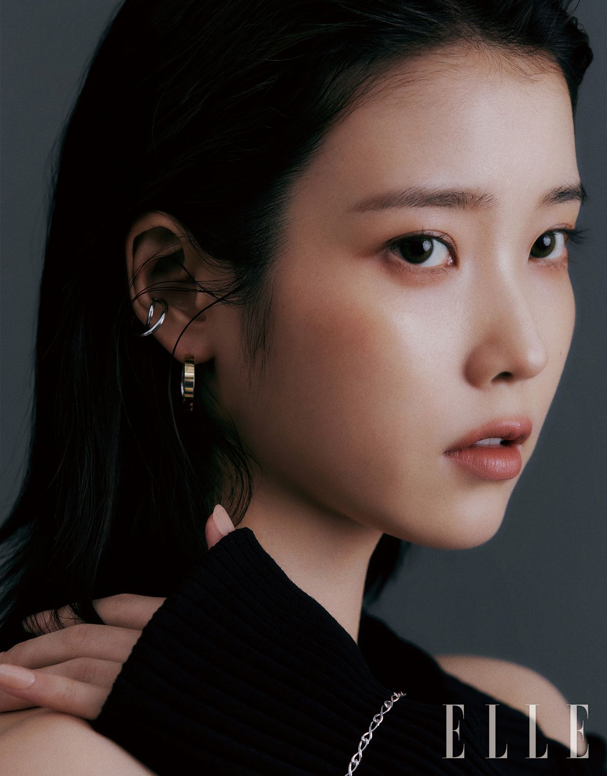 UNIS 크로스 이어커프는 5만8천원, UNIS 링 귀고리는 19만8천원, ETER 체인 팔찌는 15만8천원 모두 J.ESTINA.
