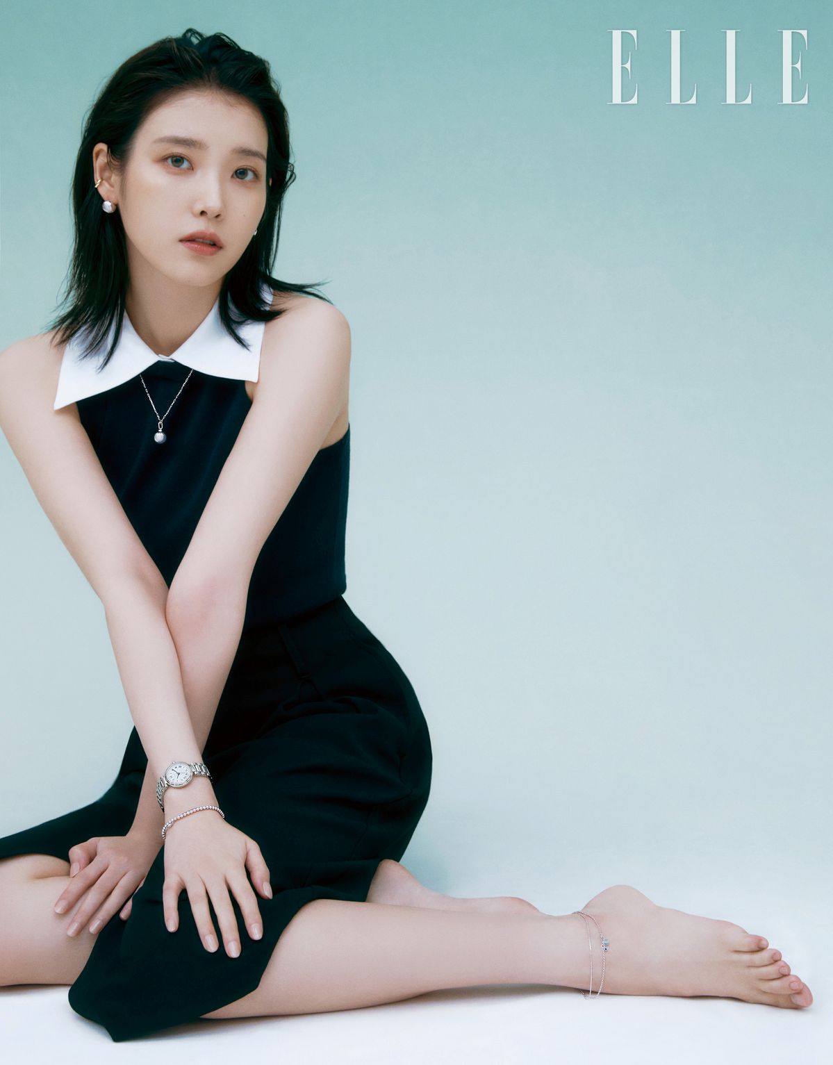 UNIS 투톤 이어커프는 5만8천원, UNIS 투톤 귀고리는 15만8천원, UNIS 실버볼 목걸이는 17만8천원, NUOVO TEMPO 워치는 28만원, UNIS 볼 체인 팔찌는 9만8천원, JE´TE 발찌는 12만8천원 모두 J.ESTINA. 카라 장식의 민소매 니트 티셔츠는 Claudie Pierlot.