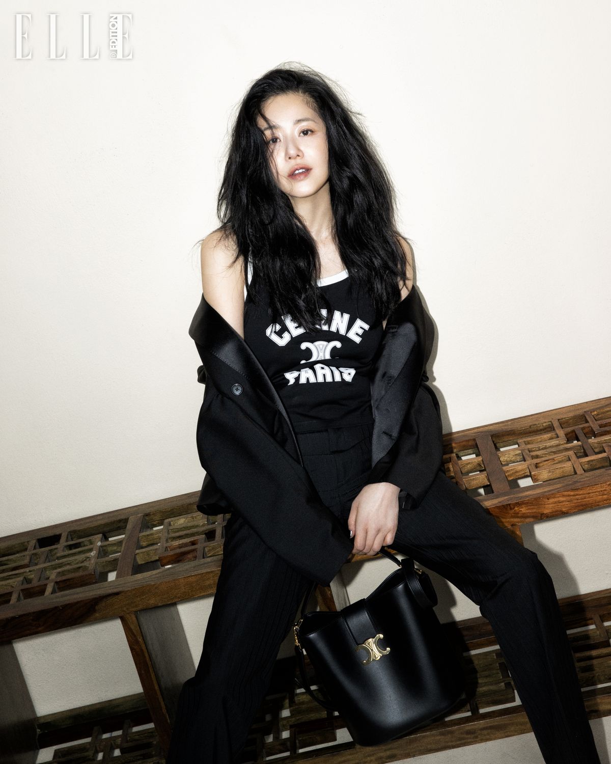 ‘CELINE PARIS’ 탱크 톱과 미디엄 사이즈의 셀린느 루이즈 백, 블랙 컬러의 스펜서 박시 재킷과 스트라이프 플레어 팬츠는 셀린느 옴므 제품으로 모두 Celine.