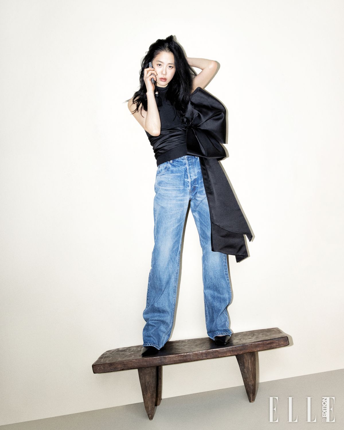 피스모 워시 데님 팬츠, 셀린느 옴므의 맥시 보우 쿠튀르 톱은 모두 Celine.