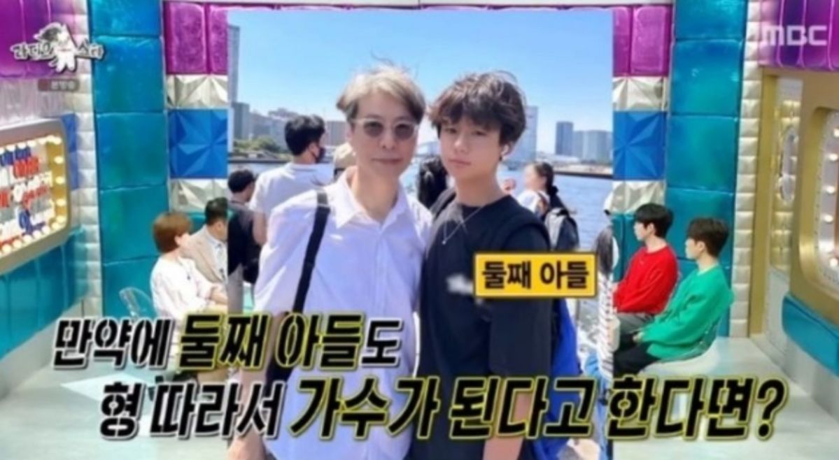 윤상과 그의 둘째 아들 