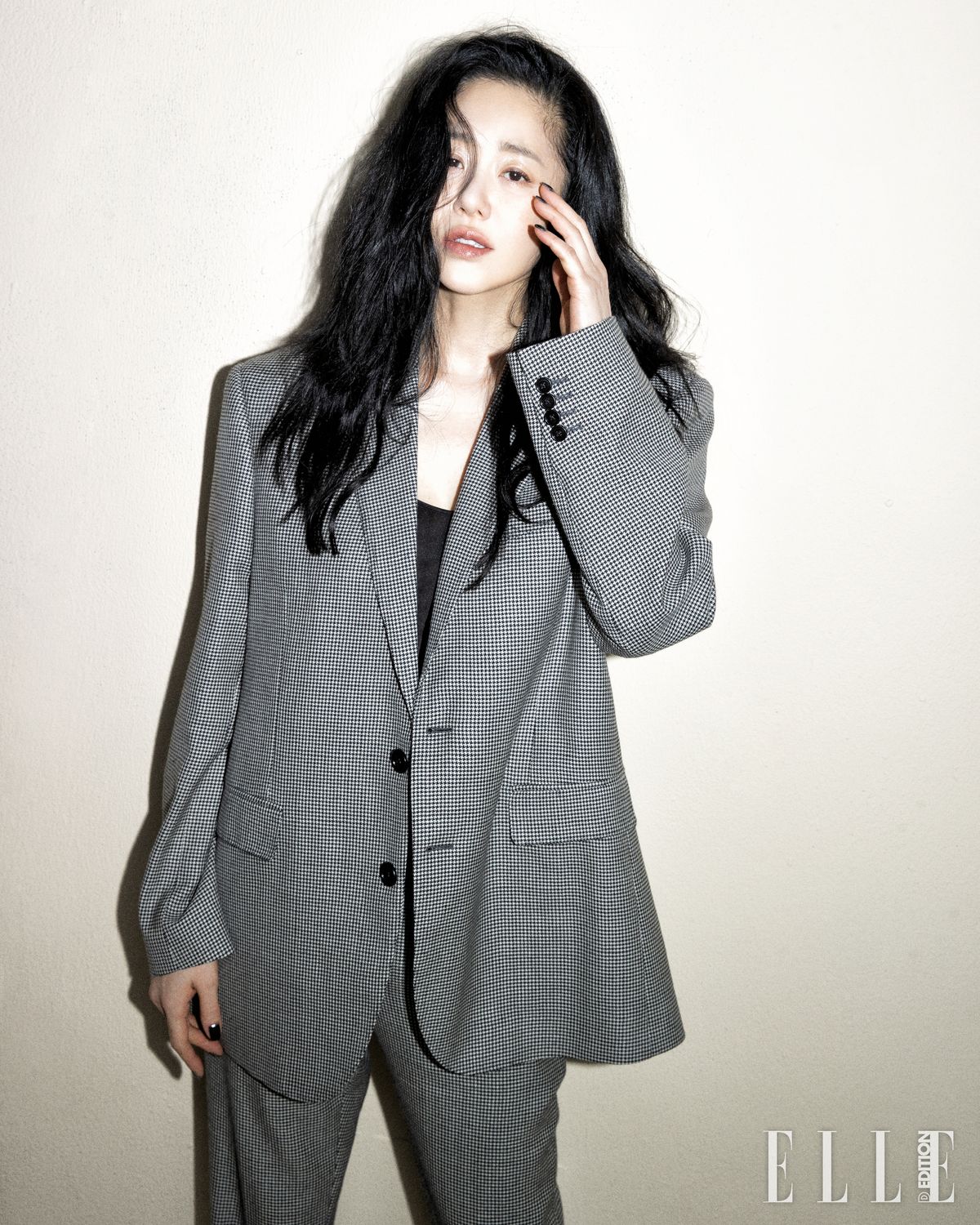 캐시미어 울 소재의 셀린느 옴므 박시 재킷과 플레어 팬츠는 모두 Celine.
