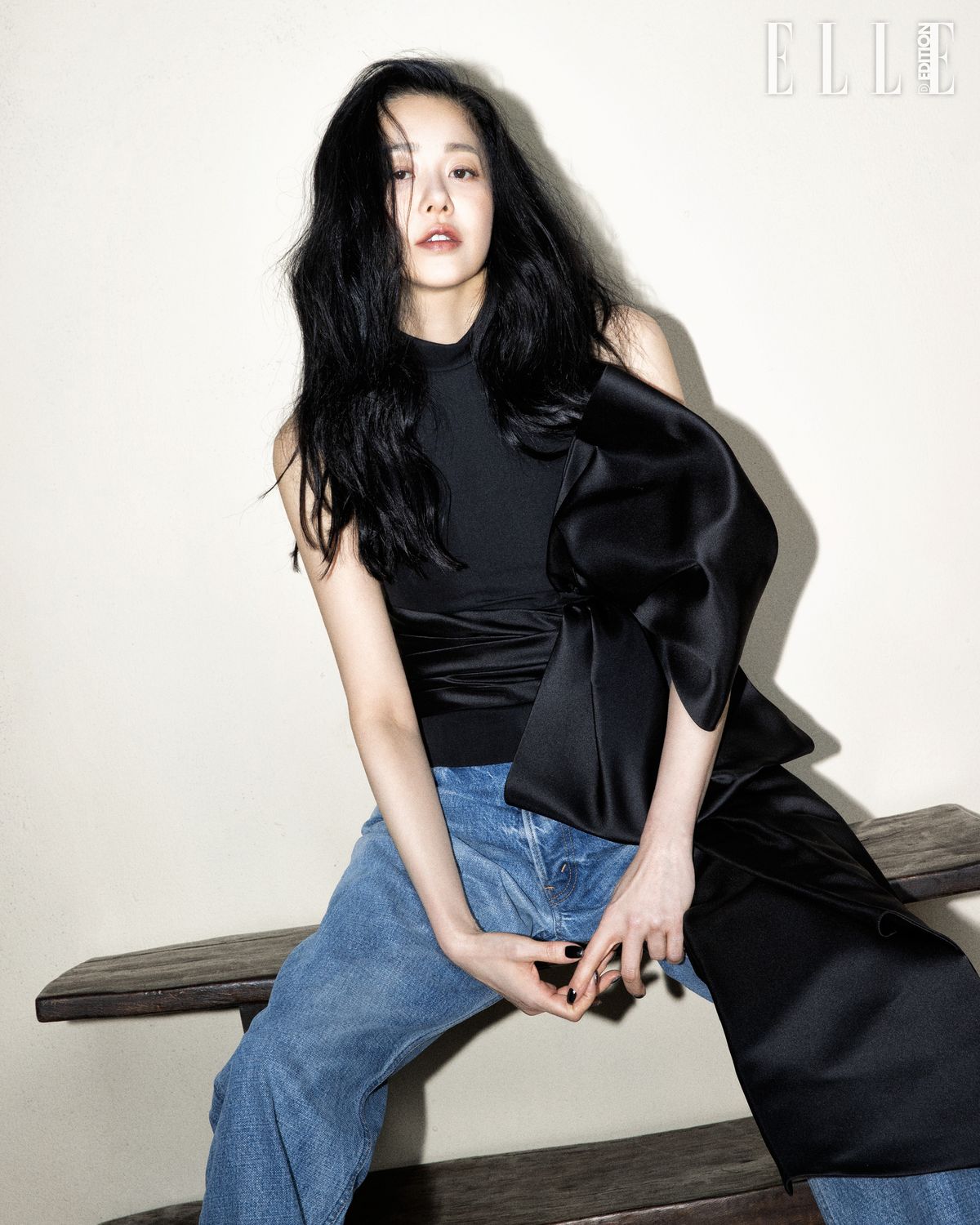 피스모 워시 데님 팬츠, 셀린느 옴므의 맥시 보우 쿠튀르 톱은 모두 Celine.
