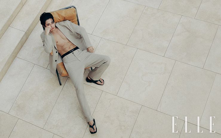 울 블렌드 싱글 재킷과 마이크로 모달 박서 브리프, 울 블렌드 팬츠는 모두 Time Homme.
