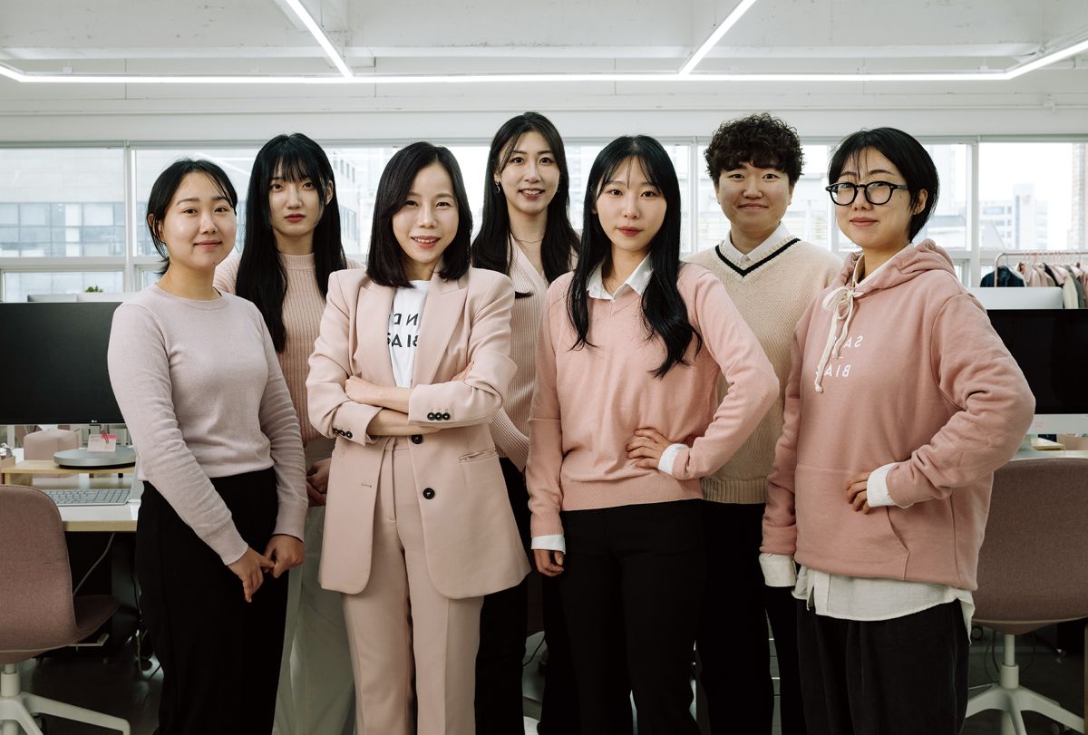 2018년 창립한 세이브앤코는 CWI 역사상 최초로 수상한 섹슈얼 웰니스 브랜드이기도 하다. 여성을 둘러싼 편견에 대항하는 마음으로 분홍색 의상을 차려입은 박지원 대표와 팀원들.