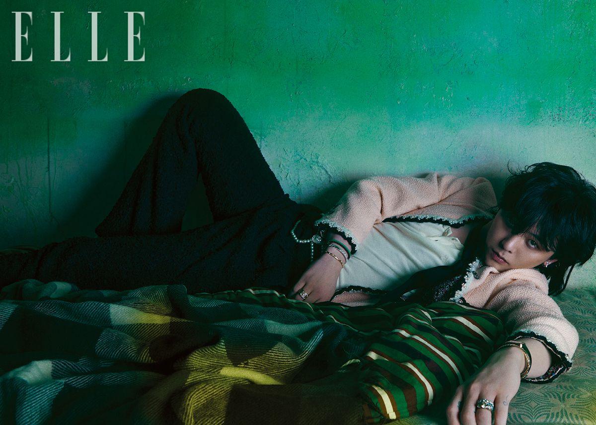 진주 트리밍 디테일이 더해진 트위드 재킷과 글라스 펄 장식의 벨트는 모두 Chanel.