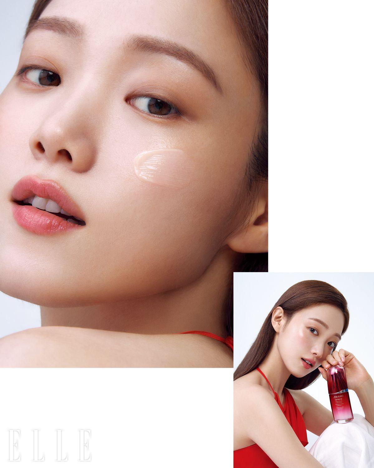 레드 홀터넥 원피스와 화이트 팬츠는 모두 스타일리스트 소장품.