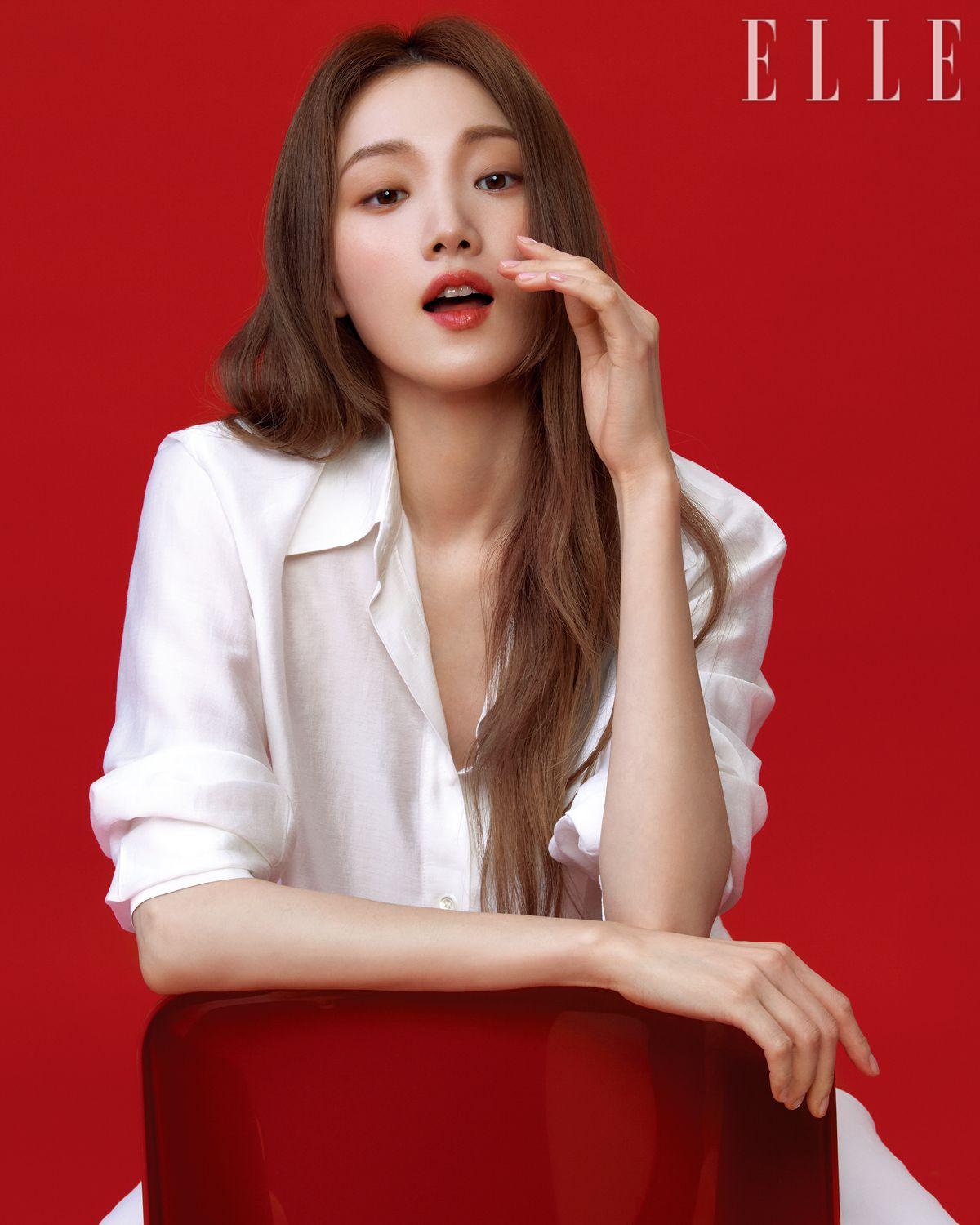 화이트 셔츠와 팬츠는 모두 스타일리스트 소장품.