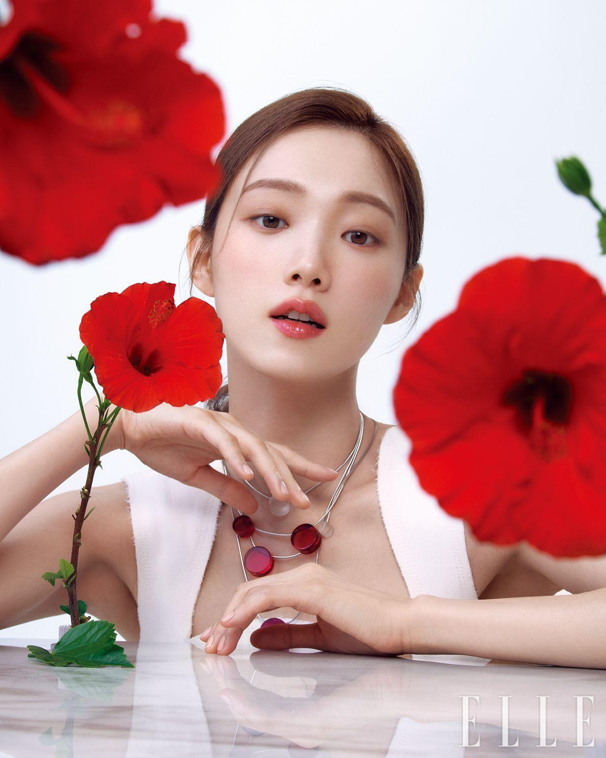 화이트 원피스는 Recto. 네크리스는 스타일리스트 소장품.