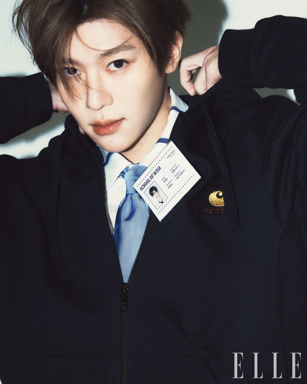 블랙 후디드 집업은 Carhartt. 이너 셔츠는 EENK. 블루 타이는 Liverano & Liverano by San Francisco Market.