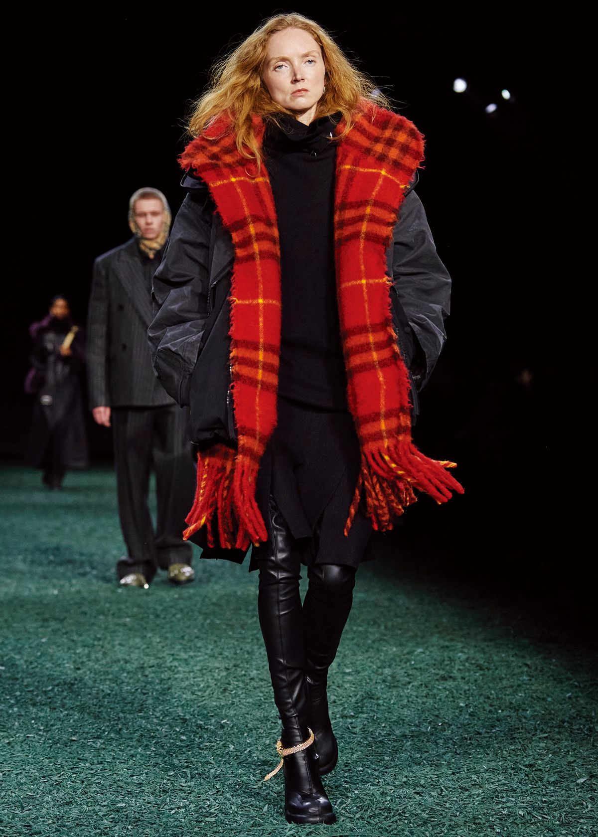 버버리 2024 F/W 런웨이에 오른 릴리 콜.