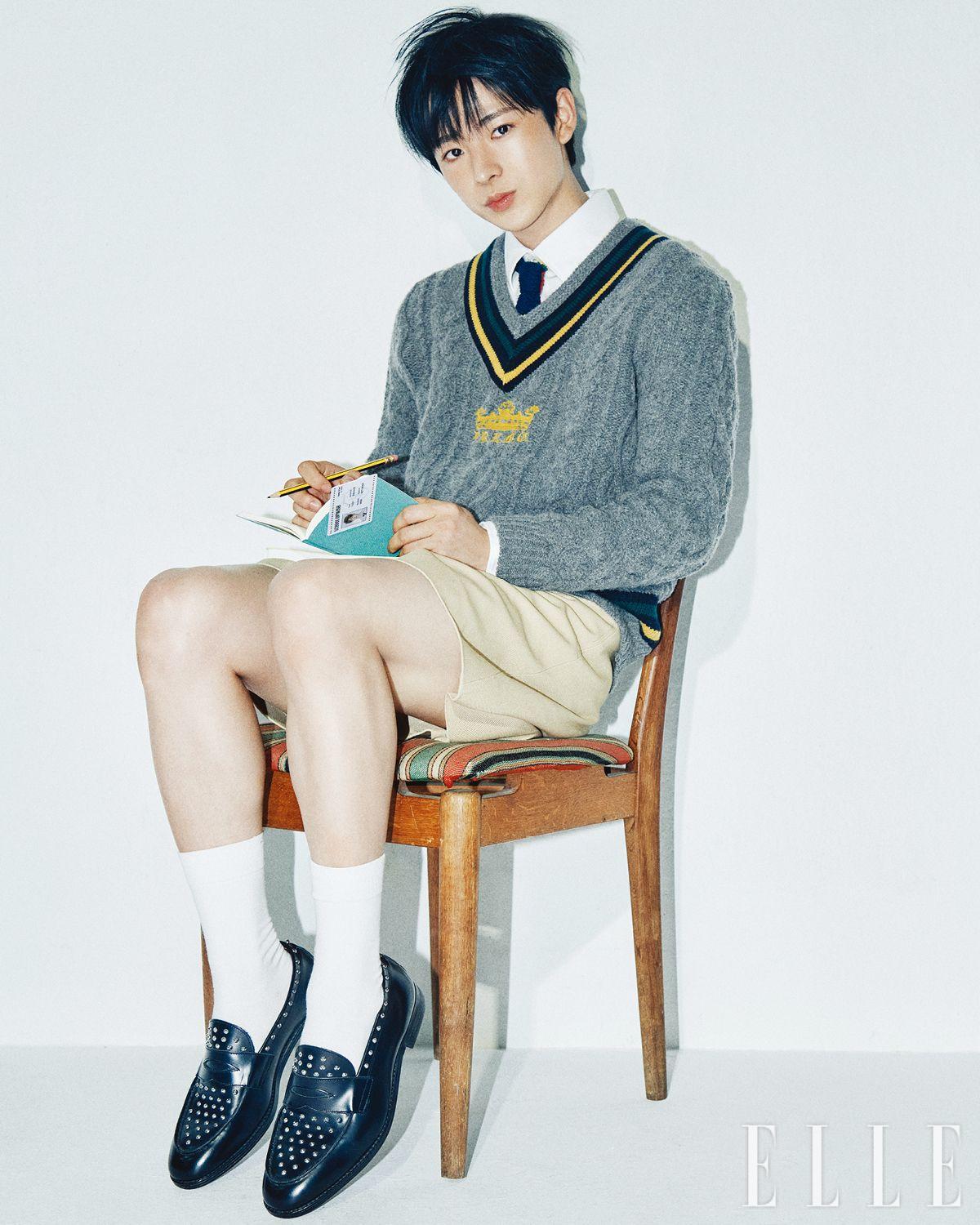 브이넥 니트 톱과 타이는 모두 Polo Ralph Lauren. 화이트 셔츠는 Cos. 쇼츠는 Recto. 스터드로 장식한 로퍼는 Junya Watanabe Man.