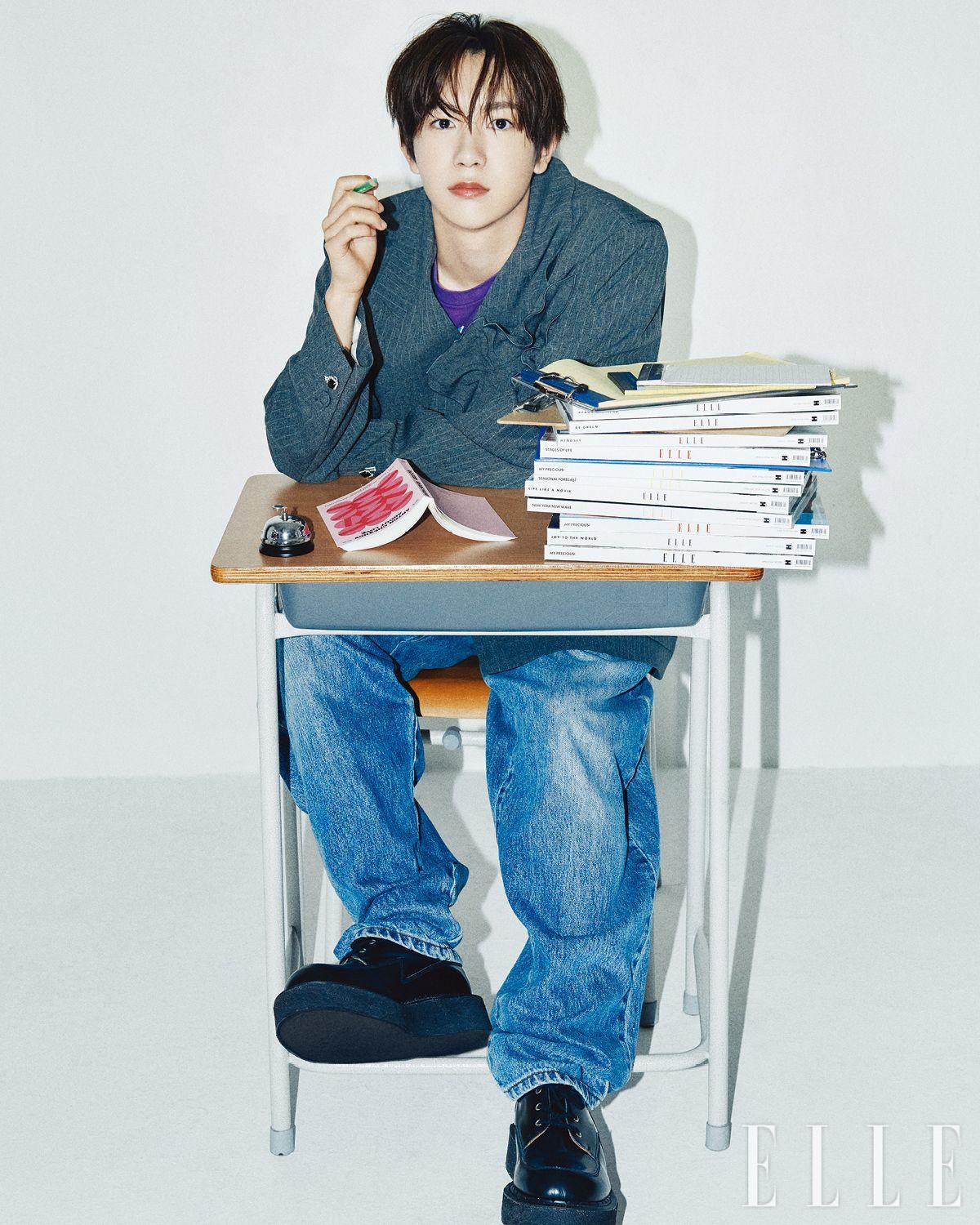 핀 스트라이프 재킷은 Münn. 이너 톱은 Stüssy. 데님 팬츠는 Boss. 블랙 더비 슈즈는 Comme des Garçons Homme Plus. 