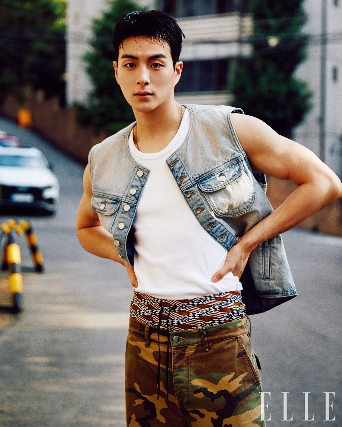데님 베스트는 Courrèges by 10 corso como seoul. 팬츠는 Amiri. 레이어드한 쇼츠는 Fendi. 슬리브리스와 네크리스는 모두 스타일리스트 소장품.