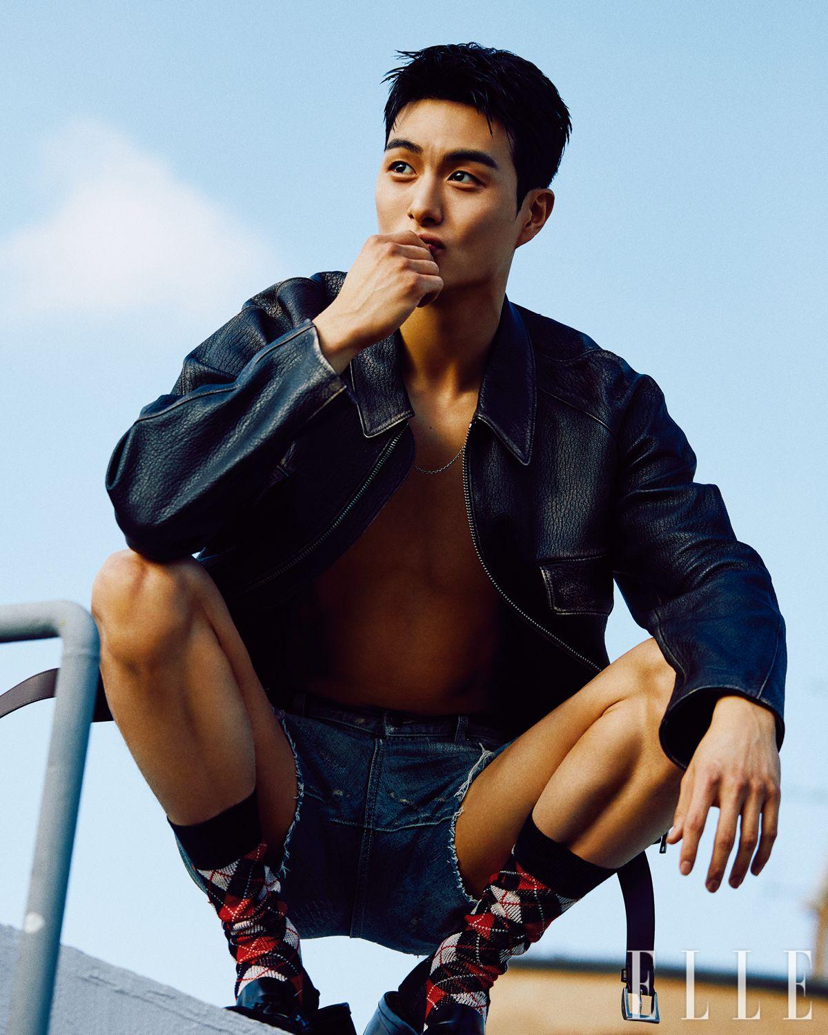 가죽 재킷과 삭스, 슈즈는 모두 Prada. 데님 쇼츠는 스타일리스트 소장품.