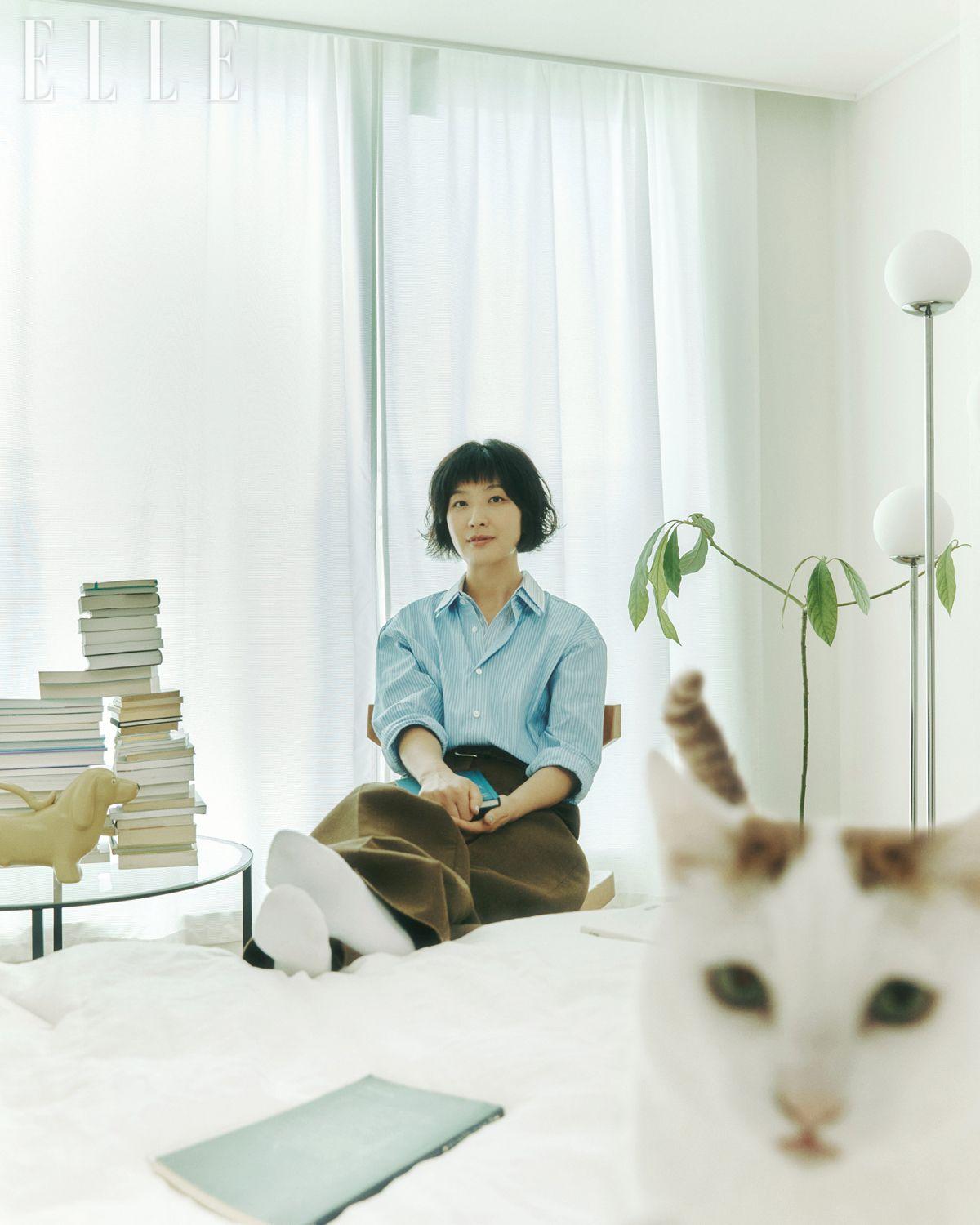 화이트 컬러의 흡음 커튼은 ‘군라우그’, 플로어스탠드는 ‘심리스함’, 유리 상판의 커피 테이블은 ‘빗셰’, 워싱된 리넨 이불커버 세트는 ‘뒤토그’, 모두 IKEA.