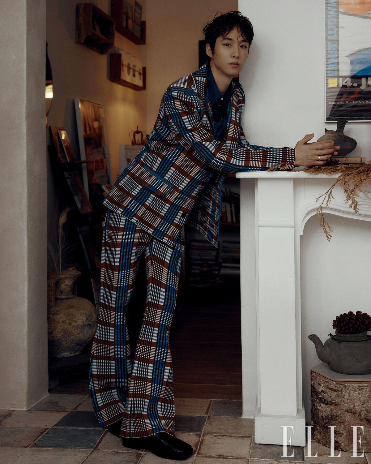 이너 웨어 셔츠와 슬리브리스 톱은 모두 Fendi. 재킷과 팬츠는 모두 Marni. 슈즈는 Ferragamo. 오른손 약지에 착용한 링은 스타일리스트 소장품. 