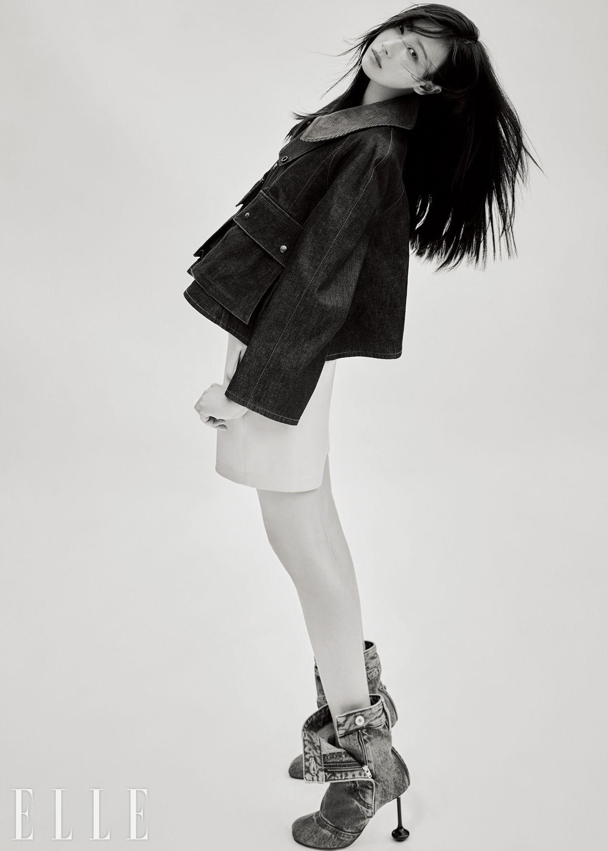포켓 디테일의 데님 재킷과 쇼츠, 데님 앵클부츠는 모두 Loewe.