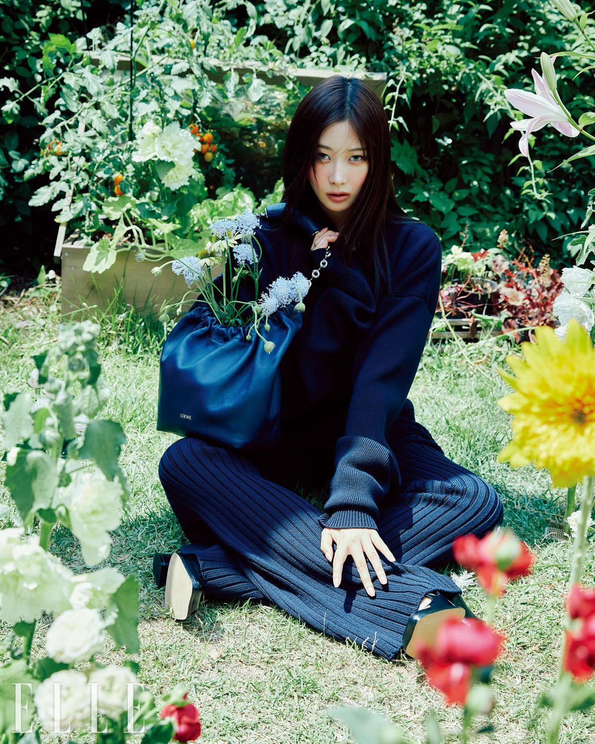 크루넥 니트 톱과 니트 팬츠, 블랙 슈즈, 볼드한 체인이 특징인 ‘스퀴즈 스몰’ 백은 모두 Loewe.
