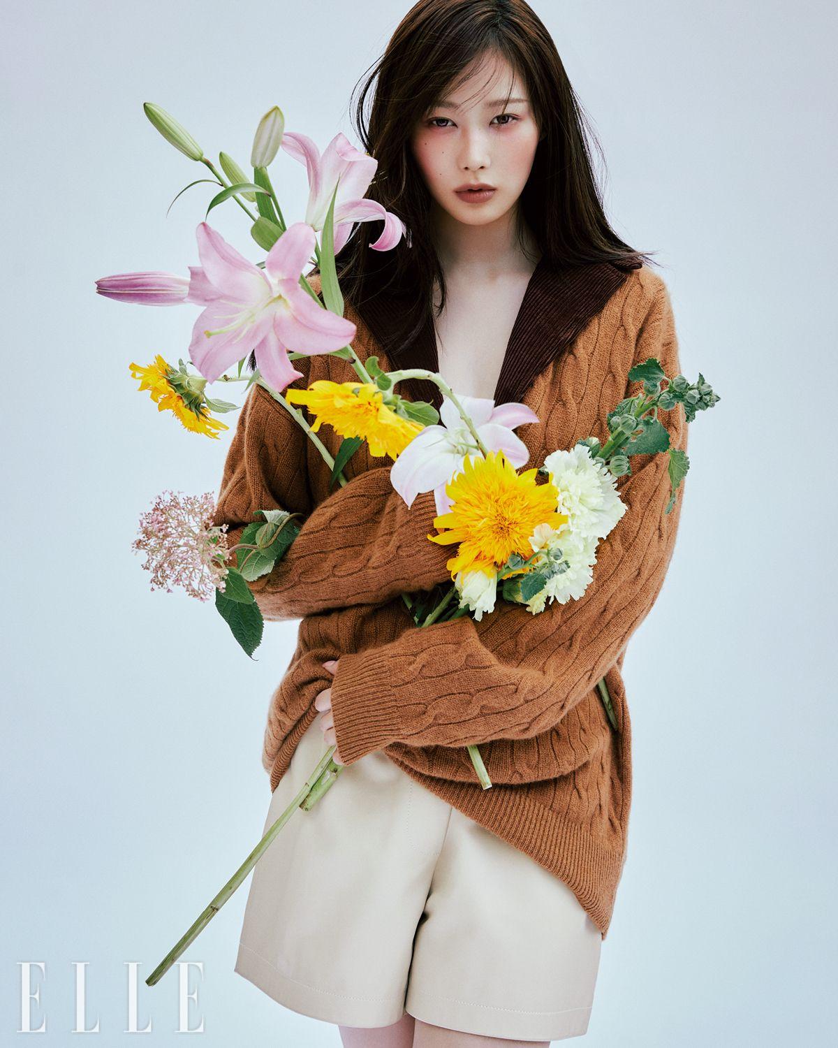 니트 스웨터와 베이지 컬러 쇼츠는 모두 Loewe.