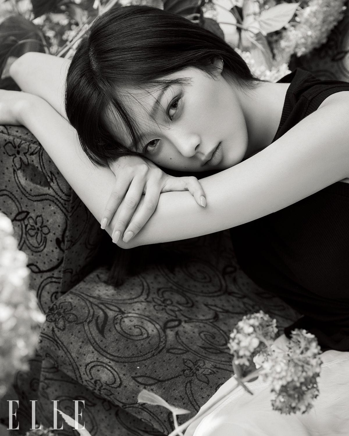 톱과 스커트는 모두 Loewe.