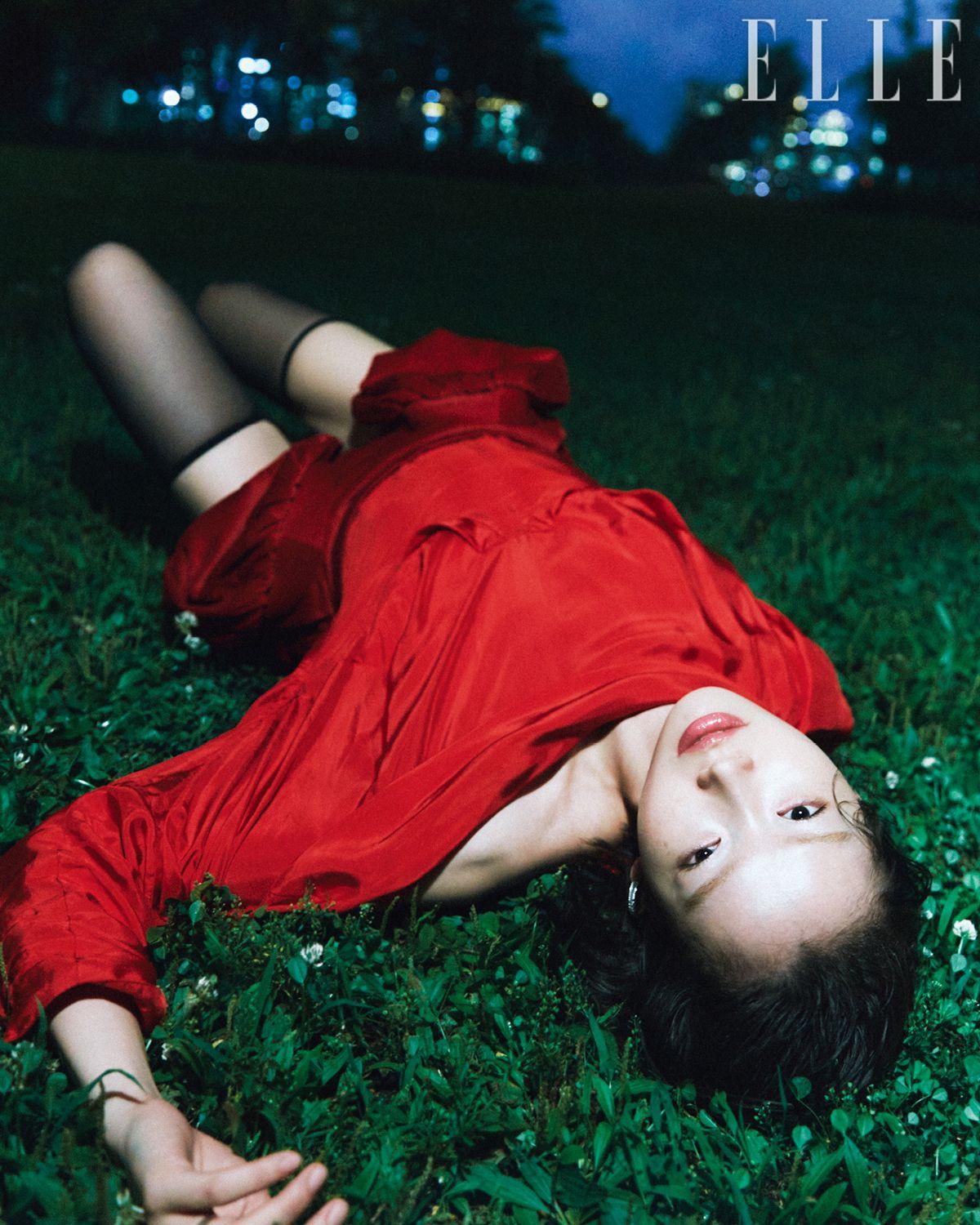 선명한 레드 컬러의 톱과 스커트는 모두 Pushbutton. 실버 이어링은 Leclat.