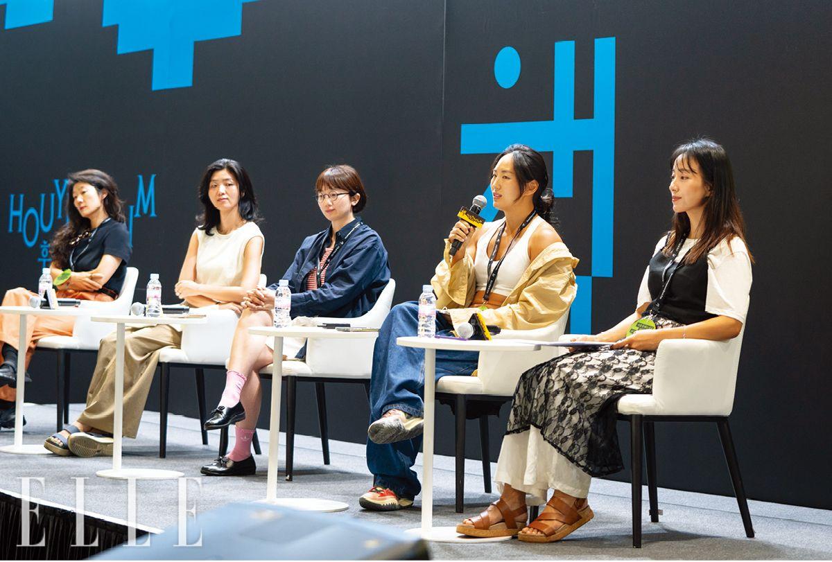  ‘엘르보이스’ 필자들과 함께 열린 강연. 왼쪽부터 황선우, 문우리, 황효진, 에리카 그리고 진행을 맡은 임현주 아나운서. 